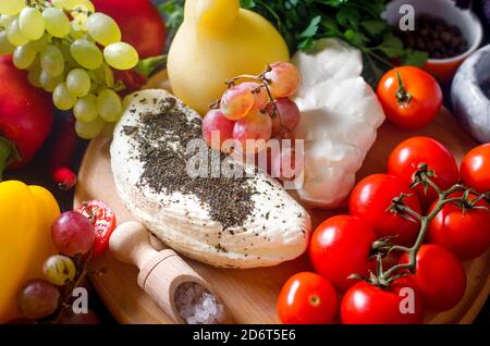 Käsesammlung, italienische und griechische Käse provolone, caciocavallo, scamorza, halloumi Stockfoto