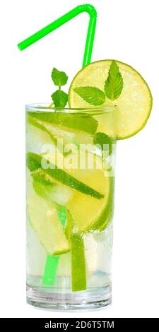 Mojito Cocktail mit grüner Limette und Blatt Minze in Highball Glas auf weißem Hintergrund. Stockfoto