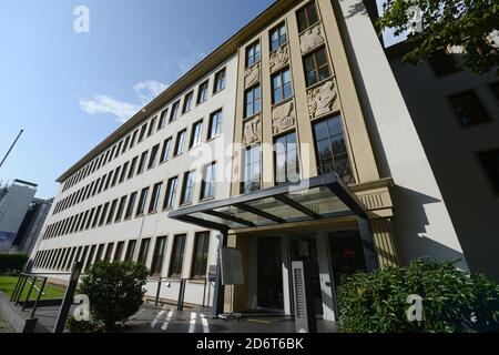 19. Oktober 2020, Rheinland-Pfalz, Trier: Das Gebäude des Amtsgerichts. Hier läuft derzeit der Prozess über ein illegales Rechenzentrum in einem ehemaligen NATO-Bunker in Traben-Trarbach. Acht Verdächtige - vier Holländer, drei Deutsche und ein Bulgare - sollen Websites auf Servern in der unterirdischen Anlage gehostet haben, die Kriminelle aus der ganzen Welt nutzen, um illegale Geschäfte im Wert von Millionen zu betreiben, so die Staatsanwaltschaft. Sie werden unter anderem der Beihilfe beschuldigt. Das Rechenzentrum wurde in einem Großbetrieb am Ende von S ausgegraben Stockfoto