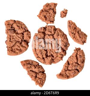 Stücke von krümeligen Cookies mit Getreide und Schokolade Draufsicht isoliert auf weißem Hintergrund. Stockfoto