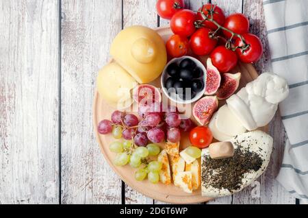 Käsesammlung, italienische und griechische Käse provolone, caciocavallo, scamorza, halloumi Stockfoto