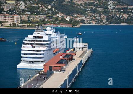 La Condamine , Monaco - 30. April 2019: Seven Seas Navigator Kreuzfahrtschiff dockt in Port Hercules in Monaco. Stockfoto