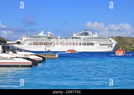 Vaitape, Bora Bora, Französisch-Polynesien - 28. SEPTEMBER 2012 : Dawn Princess, Kreuzfahrtschiff der Princes Cruises Linie verankert auf dem Meer von Bora Bora Insel. Stockfoto