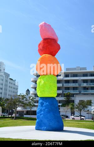 MIAMI BEACH, USA - 1. APRIL 2017 : Miami Mountain, das Kunstwerk im Collins Park in South Beach durch das Bass Museum installiert. Ugo Rondinone ist das Design Stockfoto