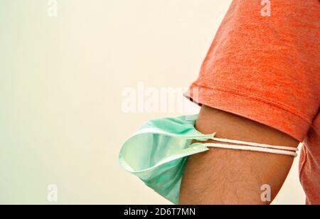 Falsche Verwendung der medizinischen Maske gegen Pandemie Stockfoto