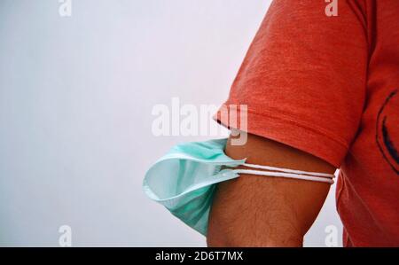 Falsche Verwendung der medizinischen Maske gegen Pandemie Stockfoto