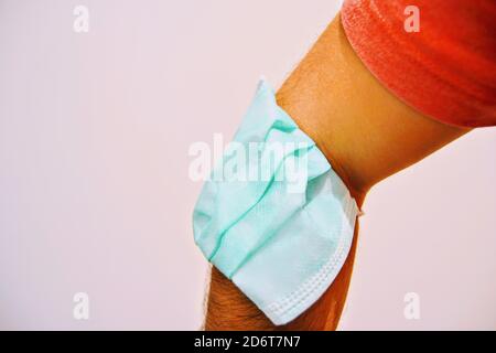 Falsche Verwendung der medizinischen Maske gegen Pandemie Stockfoto