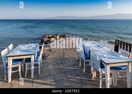 Strandrestaurant mit Meerblick bei Sonnenuntergang Stockfoto