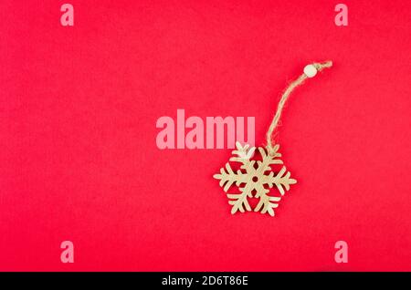 weihnachtsschmuck, Geschenke und Accessoires auf rotem Hintergrund Stockfoto