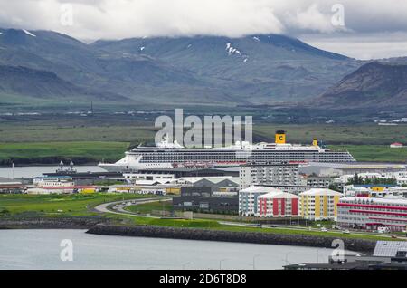 REYKJAVIK, ISLAND – 27. JUNI 2018: Kreuzfahrtschiff Costa Mediterranea im Hafen von Reykjavik Stockfoto