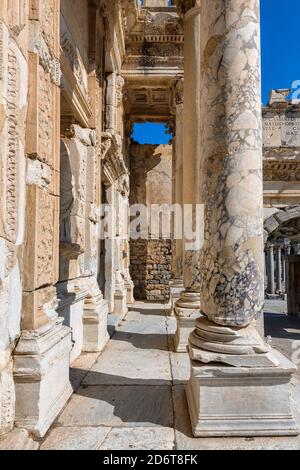 Ruinen von Celsius Bibliothek in der antiken Stadt Ephesus, Türkei. Stockfoto