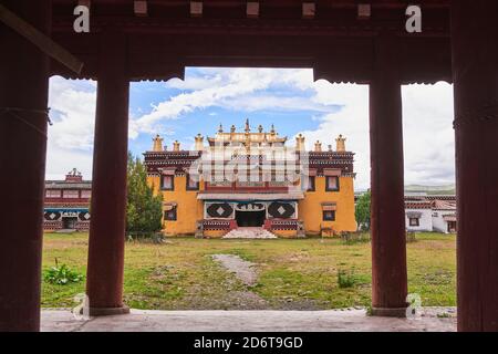 Außenansicht eines alten orientalischen Tempels mit bunten Ornamenten und Mustern Das Hotel liegt im grünen Hof an sonnigen Tag in China Stockfoto