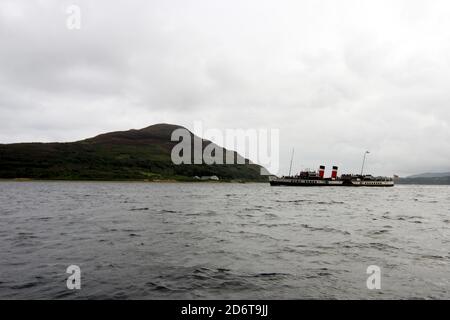 Lamlash Bay, Isle of Arran, North Ayrshire, Schottland, Großbritannien die PS Waverley, die die Heilige Insel passiert, ist der letzte segelende, passagierbeförderte Raddampfer Stockfoto