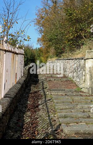 Treppenweg in einem Dorf im Herbst Stockfoto