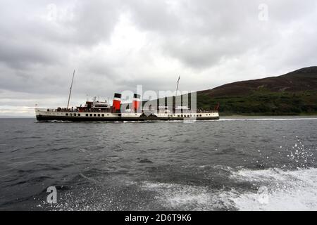 Lamlash Bay, Isle of Arran, North Ayrshire, Schottland, Großbritannien die PS Waverley, die die Heilige Insel passiert, ist der letzte segelende, passagierbeförderte Raddampfer Stockfoto