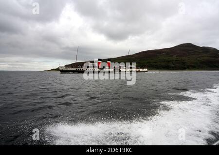 Lamlash Bay, Isle of Arran, North Ayrshire, Schottland, Großbritannien die PS Waverley, die die Heilige Insel passiert, ist der letzte segelende, passagierbeförderte Raddampfer Stockfoto