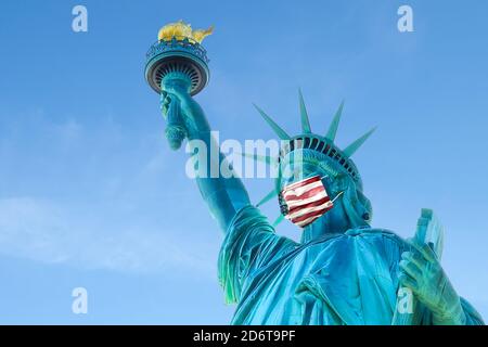 Freiheitsstatue mit einer schützenden medizinischen Maske. COVID-19 Coronavirus-Quarantäne Stockfoto