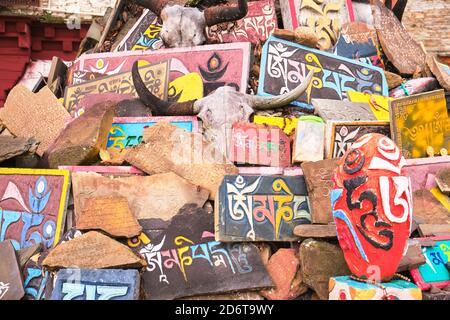 Stapel von bunten Betonblöcken mit orientalischen Inschriften in Sanskrit In der Nähe der kleinen Stadt Stockfoto