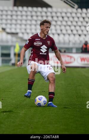 Turin, Italien. Oktober 2020. Mergim Vojvoda von Turin FC während der Serie A Fußballspiel Turin FC gegen Cagliari. Cagliari gewann 2-3 gegen den FC Turin im Olympiastadion Grande Torino in Turin. (Foto von Alberto Gandolfo/Pacific Press) Quelle: Pacific Press Media Production Corp./Alamy Live News Stockfoto