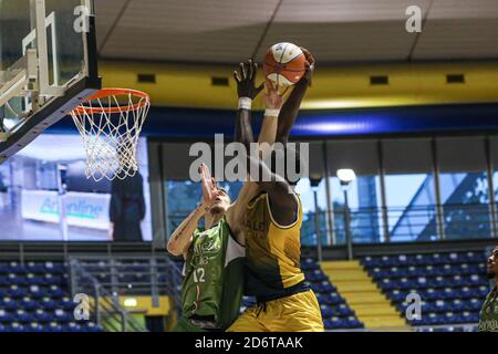 Turin, Italien. Oktober 2020. Erstes Heimspiel für reale Mutua Basket Torino vs Green Shop Pallacanestro Biella. Reale Mutua Basket Torino gewinnt 104:86. (Foto von Norberto Maccagno/PacifiPress) Quelle: Pacific Press Media Production Corp./Alamy Live News Stockfoto