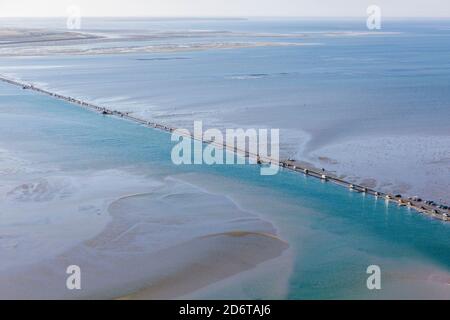 Passage du Gois, untergetauchte Straße zwischen und Beauvoir-sur-mer und der Insel Noirmoutier. Luftaufnahme der Straße bei Ebbe Stockfoto