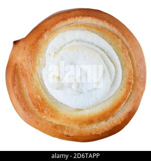 Käsekuchen mit Hüttenkäse Nahaufnahme isoliert auf weißem Hintergrund. Stockfoto