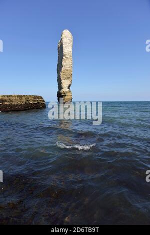 Seegruben „Aiguille de Belval“ entlang der Küstenregion „Cote d'Albatre“ (Normandie, Nordfrankreich) Stockfoto