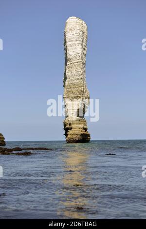 Seegruben „Aiguille de Belval“ entlang der Küstenregion „Cote d'Albatre“ (Normandie, Nordfrankreich) Stockfoto