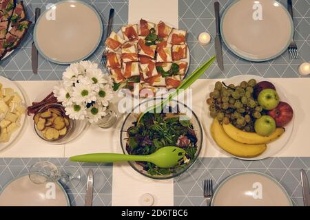 Schöne Tischeinstellung für Home Party. FNE Dining mit und Glaswaren, Kerzen und Champagner. Stockfoto