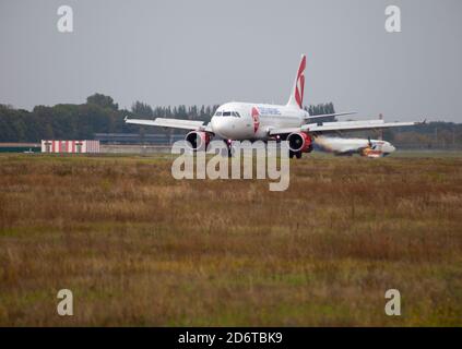 Ukraine, Kiew - 10. Oktober 2020: Flugzeug Airbus A319-112. Flugzeug - OK-REQ am internationalen Flughafen Boryspil. Das Passagierflugzeug Czech Airlines bei Stockfoto