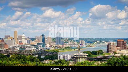 Landschaftlich schöner Blick auf die Skyline von Downtown Cincinnati und die Brücken auf der anderen Seite Ohio River Stockfoto