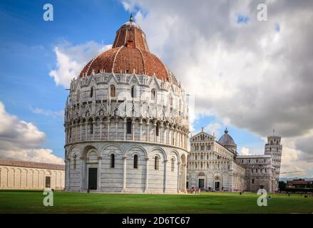Tageslichtaufnahme des berühmten Domplatzes (Piazza dei Miracoli) in Pisa, Italien Stockfoto
