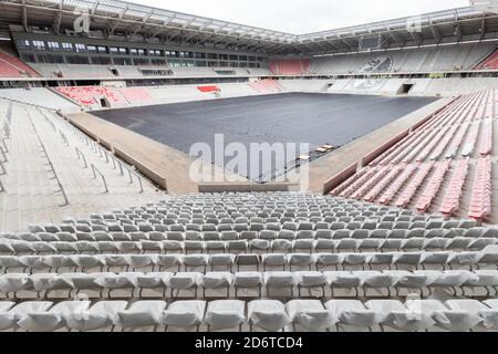 Freiburg, Deutschland. Oktober 2020. Auf der Baustelle des neuen Stadions des SC Freiburg liegt eine schwarze Plane anstelle des Grases. In der Nähe des Freiburger Messegeländes baut der Sportverein ein neues Stadion. Die Konstruktion sorgte jedoch für Schlagzeilen, als die Anwohner Abend- und Sonntagsspiele der Bundesliga-Fußballmannschaft aufgrund von Lärmbelästigung durch einen Ansturm verbieten wollten. Quelle: Philipp von Ditfurth/dpa/Alamy Live News Stockfoto