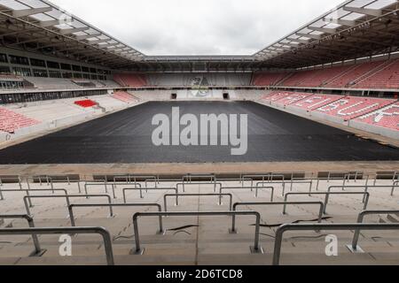 Freiburg, Deutschland. Oktober 2020. Auf der Baustelle des neuen Stadions des SC Freiburg liegt eine schwarze Plane anstelle des Grases. In der Nähe des Freiburger Messegeländes baut der Sportverein ein neues Stadion. Die Konstruktion sorgte jedoch für Schlagzeilen, als die Anwohner Abend- und Sonntagsspiele der Bundesliga-Fußballmannschaft aufgrund von Lärmbelästigung durch einen Ansturm verbieten wollten. Quelle: Philipp von Ditfurth/dpa/Alamy Live News Stockfoto