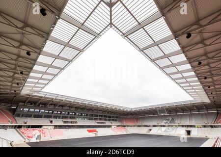 Freiburg, Deutschland. Oktober 2020. Auf der Baustelle des neuen Stadions des SC Freiburg liegt eine schwarze Plane anstelle des Grases. In der Nähe des Freiburger Messegeländes baut der Sportverein ein neues Stadion. Die Konstruktion sorgte jedoch für Schlagzeilen, als die Anwohner Abend- und Sonntagsspiele der Bundesliga-Fußballmannschaft aufgrund von Lärmbelästigung durch einen Ansturm verbieten wollten. Quelle: Philipp von Ditfurth/dpa/Alamy Live News Stockfoto