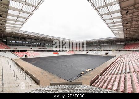 Freiburg, Deutschland. Oktober 2020. Auf der Baustelle des neuen Stadions des SC Freiburg liegt eine schwarze Plane anstelle des Grases. In der Nähe des Freiburger Messegeländes baut der Sportverein ein neues Stadion. Die Konstruktion sorgte jedoch für Schlagzeilen, als die Anwohner Abend- und Sonntagsspiele der Bundesliga-Fußballmannschaft aufgrund von Lärmbelästigung durch einen Ansturm verbieten wollten. Quelle: Philipp von Ditfurth/dpa/Alamy Live News Stockfoto