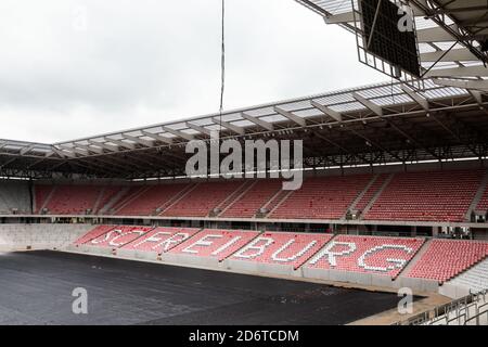 Freiburg, Deutschland. Oktober 2020. Auf der Baustelle des neuen Stadions des SC Freiburg liegt eine schwarze Plane anstelle des Grases. In der Nähe des Freiburger Messegeländes baut der Sportverein ein neues Stadion. Die Konstruktion sorgte jedoch für Schlagzeilen, als die Anwohner Abend- und Sonntagsspiele der Bundesliga-Fußballmannschaft aufgrund von Lärmbelästigung durch einen Ansturm verbieten wollten. Quelle: Philipp von Ditfurth/dpa/Alamy Live News Stockfoto