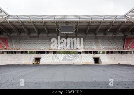 Freiburg, Deutschland. Oktober 2020. Auf der Baustelle des neuen Stadions des SC Freiburg liegt eine schwarze Plane anstelle des Grases. In der Nähe des Freiburger Messegeländes baut der Sportverein ein neues Stadion. Die Konstruktion sorgte jedoch für Schlagzeilen, als die Anwohner Abend- und Sonntagsspiele der Bundesliga-Fußballmannschaft aufgrund von Lärmbelästigung durch einen Ansturm verbieten wollten. Quelle: Philipp von Ditfurth/dpa/Alamy Live News Stockfoto