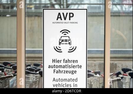 Stuttgart, Deutschland. Oktober 2020. Ein Schild mit der Aufschrift "Hier fahren automatisierte Fahrzeuge" ist an einen mehrstöckigen Parkplatz am Flughafen Stuttgart angeschlossen. Quelle: Marijan Murat/dpa/Alamy Live News Stockfoto