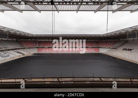 Freiburg, Deutschland. Oktober 2020. Auf der Baustelle des neuen Stadions des SC Freiburg liegt eine schwarze Plane anstelle des Grases. In der Nähe des Freiburger Messegeländes baut der Sportverein ein neues Stadion. Die Konstruktion sorgte jedoch für Schlagzeilen, als die Anwohner Abend- und Sonntagsspiele der Bundesliga-Fußballmannschaft aufgrund von Lärmbelästigung durch einen Ansturm verbieten wollten. Quelle: Philipp von Ditfurth/dpa/Alamy Live News Stockfoto