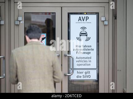 Stuttgart, Deutschland. Oktober 2020. Ein Schild mit der Aufschrift "Hier fahren automatisierte Fahrzeuge" ist an einen mehrstöckigen Parkplatz am Flughafen Stuttgart angeschlossen. Quelle: Marijan Murat/dpa/Alamy Live News Stockfoto