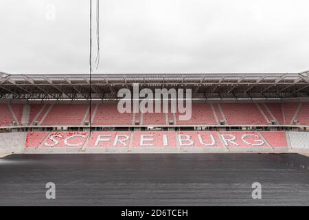 Freiburg, Deutschland. Oktober 2020. Auf der Baustelle des neuen Stadions des SC Freiburg liegt eine schwarze Plane anstelle des Grases. In der Nähe des Freiburger Messegeländes baut der Sportverein ein neues Stadion. Die Konstruktion sorgte jedoch für Schlagzeilen, als die Anwohner Abend- und Sonntagsspiele der Bundesliga-Fußballmannschaft aufgrund von Lärmbelästigung durch einen Ansturm verbieten wollten. Quelle: Philipp von Ditfurth/dpa/Alamy Live News Stockfoto