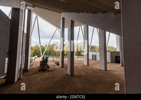 Freiburg, Deutschland. Oktober 2020. Ein Bagger befindet sich auf der Baustelle des neuen Stadions des SC Freiburg. Der (Sportverein) SC Freiburg baut in der Nähe des Freiburger Messegeländes ein neues Stadion. Der Bau kam jedoch in die Schlagzeilen, als die Bewohner Abend- und Sonntagsspiele der Bundesliga-Fußballmannschaft durch eine Notverfügung wegen Lärmbelästigung verbieten wollten. Quelle: Philipp von Ditfurth/dpa/Alamy Live News Stockfoto