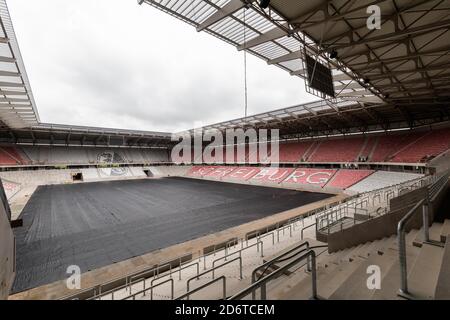 Freiburg, Deutschland. Oktober 2020. Auf der Baustelle des neuen Stadions des SC Freiburg liegt eine schwarze Plane anstelle des Grases. In der Nähe des Freiburger Messegeländes baut der Sportverein ein neues Stadion. Die Konstruktion sorgte jedoch für Schlagzeilen, als die Anwohner Abend- und Sonntagsspiele der Bundesliga-Fußballmannschaft aufgrund von Lärmbelästigung durch einen Ansturm verbieten wollten. Quelle: Philipp von Ditfurth/dpa/Alamy Live News Stockfoto