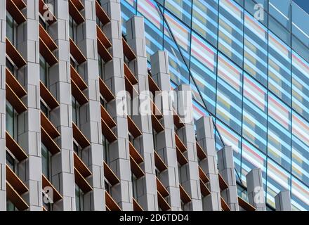 Detail aus dichroischem Glas Krone und oben aus glasierten keramischen Pfosten. 10 Fenchurch Avenue, London, Großbritannien. Architekt: Eric Parry Architects Ltd, Stockfoto