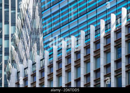 Detail der dichroischen Glaskrone und Oberseite der glasierten keramischen Pfosten mit Reflexionen. 10 Fenchurch Avenue, London, Großbritannien. Architekt: Eric Parry Stockfoto