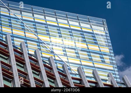 Detail aus dichroischem Glas Krone und oben aus glasierten keramischen Pfosten. 10 Fenchurch Avenue, London, Großbritannien. Architekt: Eric Parry Architects Ltd, Stockfoto