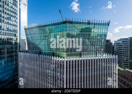 Erhöhte Ansicht der Krone aus dichroischem Glas auf dem Gebäude, Blick nach Westen. Die glasierten keramischen Pfosten steigen bis zur Krone auf. 10 Fenchurch Avenue, Lon Stockfoto