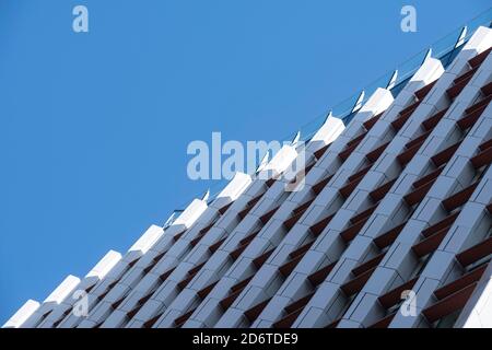 Detail der Oberseite der glasierten keramischen Pfosten. 10 Fenchurch Avenue, London, Großbritannien. Architekt: Eric Parry Architects Ltd, 2018. Stockfoto