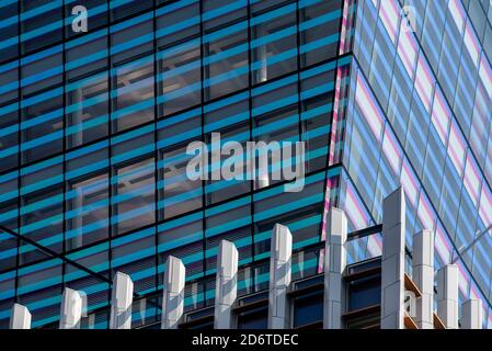 Detail aus dichroischem Glas Krone und oben aus glasierten keramischen Pfosten. 10 Fenchurch Avenue, London, Großbritannien. Architekt: Eric Parry Architects Ltd, Stockfoto